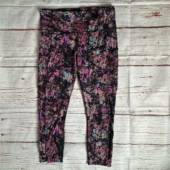 Lululemon Fast and Free High-Rise Crop 23" in Stencil Blossom Red Multi Sz 10